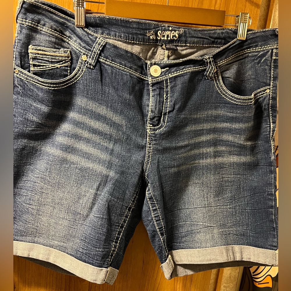 Series 31 brand Size 16 Denim shorts 🔹